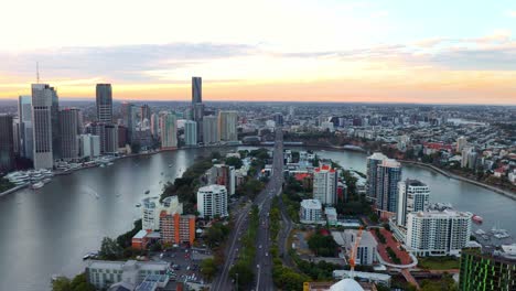 Paisaje-De-La-Ciudad-Con-El-Icónico-Puente-De-La-Historia-En-Kangaroo-Point,-Ruta-Estatal