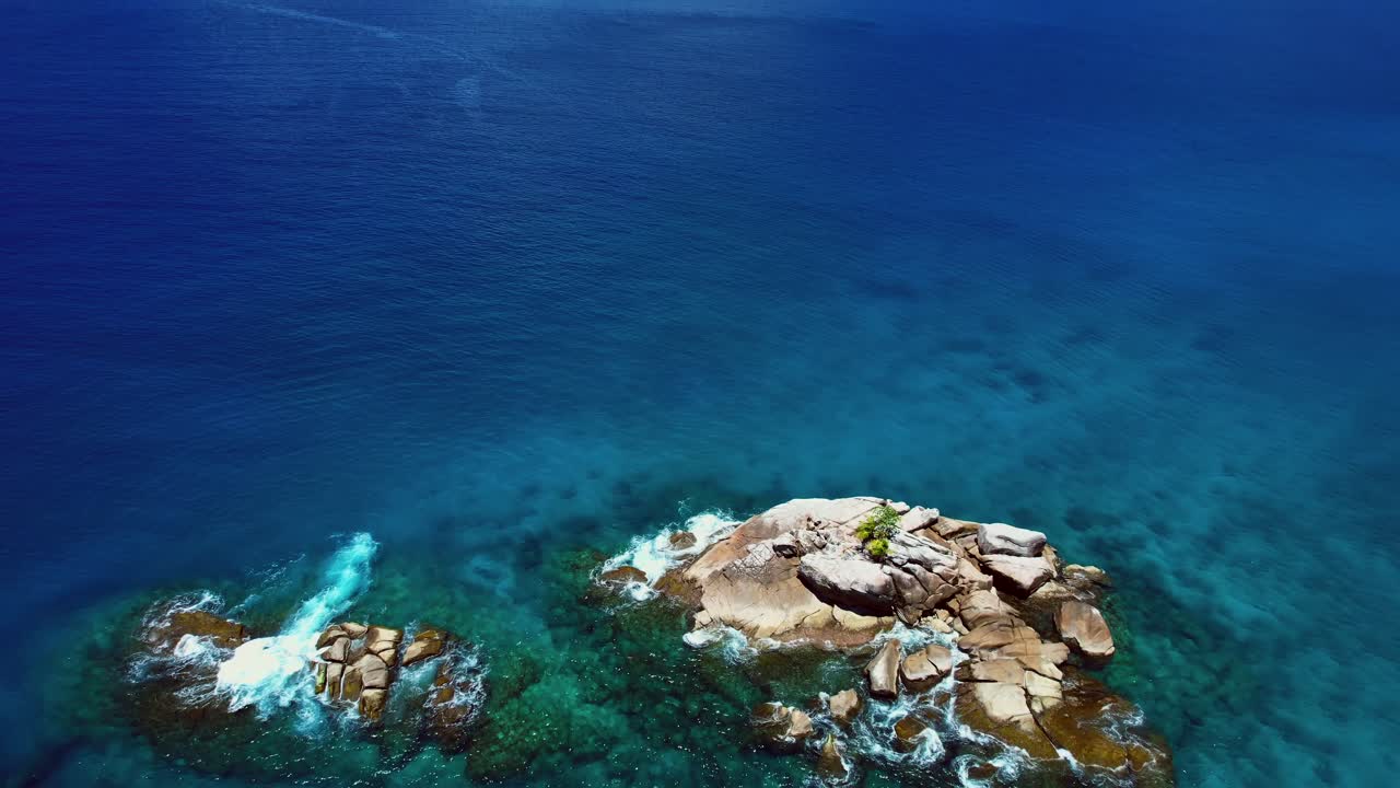 바위에서 마헤 섬까지의 장관 공개 샷, 마헤 섬의 남서쪽 해안 전망