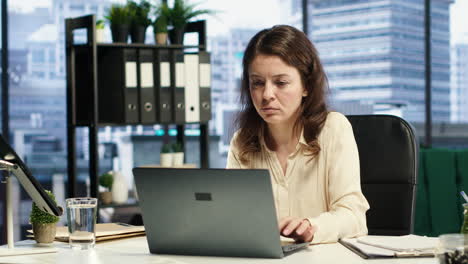 una mujer de negocios exitosa analiza datos y tendencias de mercado en una computadora portátil