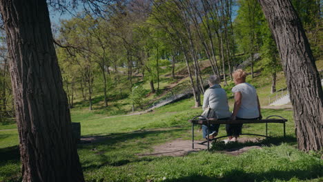 dos mujeres relajándose en un banco del parque