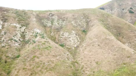 Video-Einer-Drohne,-Die-über-Die-Spitze-Oder-Den-Kamm-Eines-Berges-In-Kalifornien-Fliegt