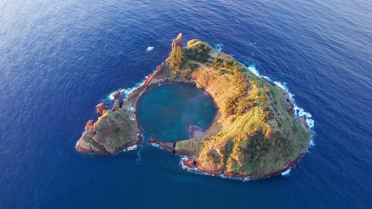 아조레스 섬의 둥근 크레이터 호수와 함께 풍경적인 빌라 프랑카 섬, 공중