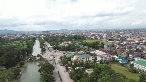 Drohnenaufnahme-Des-Flusses-An-Der-Hauptstraßenkreuzung-In-Indien