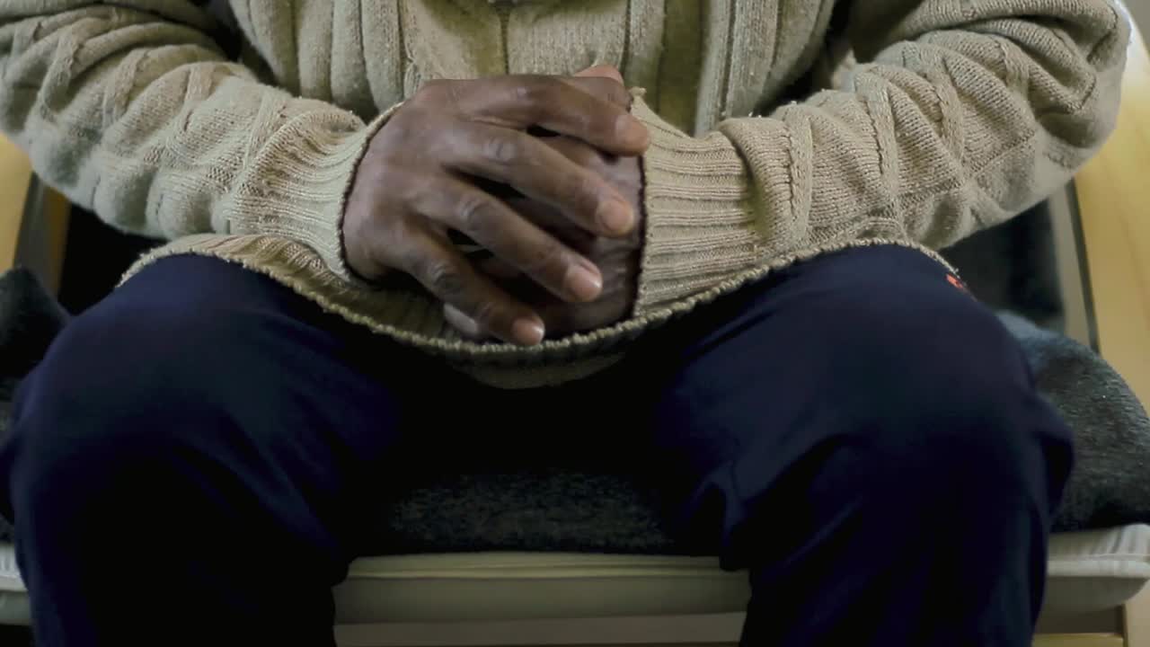 orando a dios con las manos juntas fielmente adorando con la gente imágenes de stock video de stock