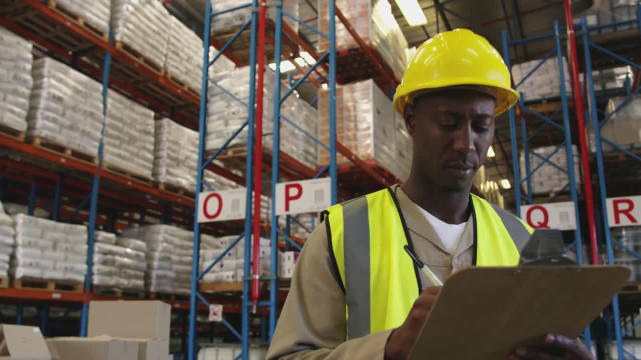 joven trabajando en un almacén 4k