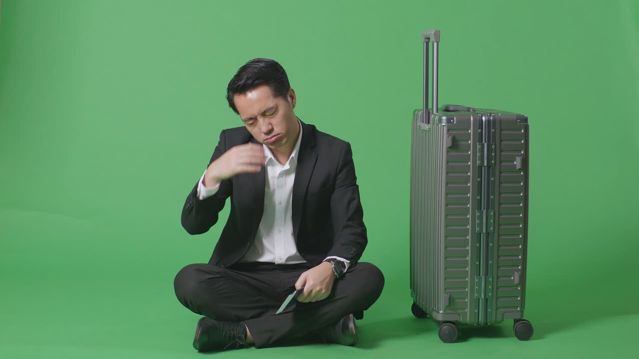 짐 을 들고 있는 스트레스 를 받는 사업가