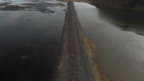 Toma-Aérea-Panorámica-Ascendente-De-Una-Impresionante-Carretera-En-Islandia