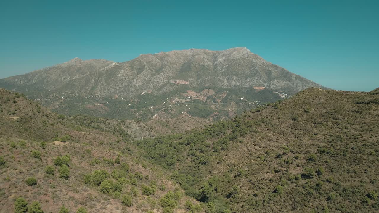 adelante vista aérea de las montañas cerca de istán, marbella, españa
