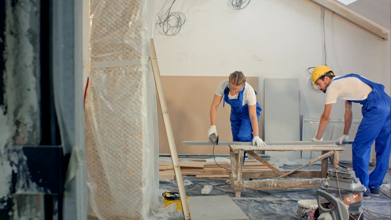 mujer usando el edificio de sierra circular en la casa de apartamentos
