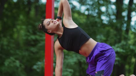 mujer haciendo yoga al aire libre o ejercicios de estiramiento en un parque