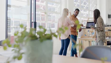 diversas personas de negocios ocupadas discutiendo el trabajo con una computadora portátil en la oficina en cámara lenta