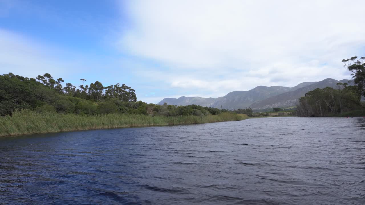 crucero en barco por el río klein en el hermoso paisaje de sudáfrica