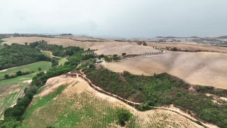 moviéndose hacia el paisaje rural de val d orcia - toscana, italia, drone