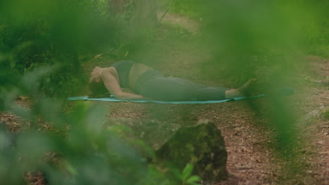 Niña-Practica-Yoga-En-Un-Bosque-Tiro-Largo-Hojas-Tiro