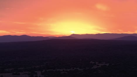 Wunderschöner-Atemberaubender-Sonnenuntergang-Am-Abend,-Wilde-Landschaft-über-Dem-Bergigen-Horizont