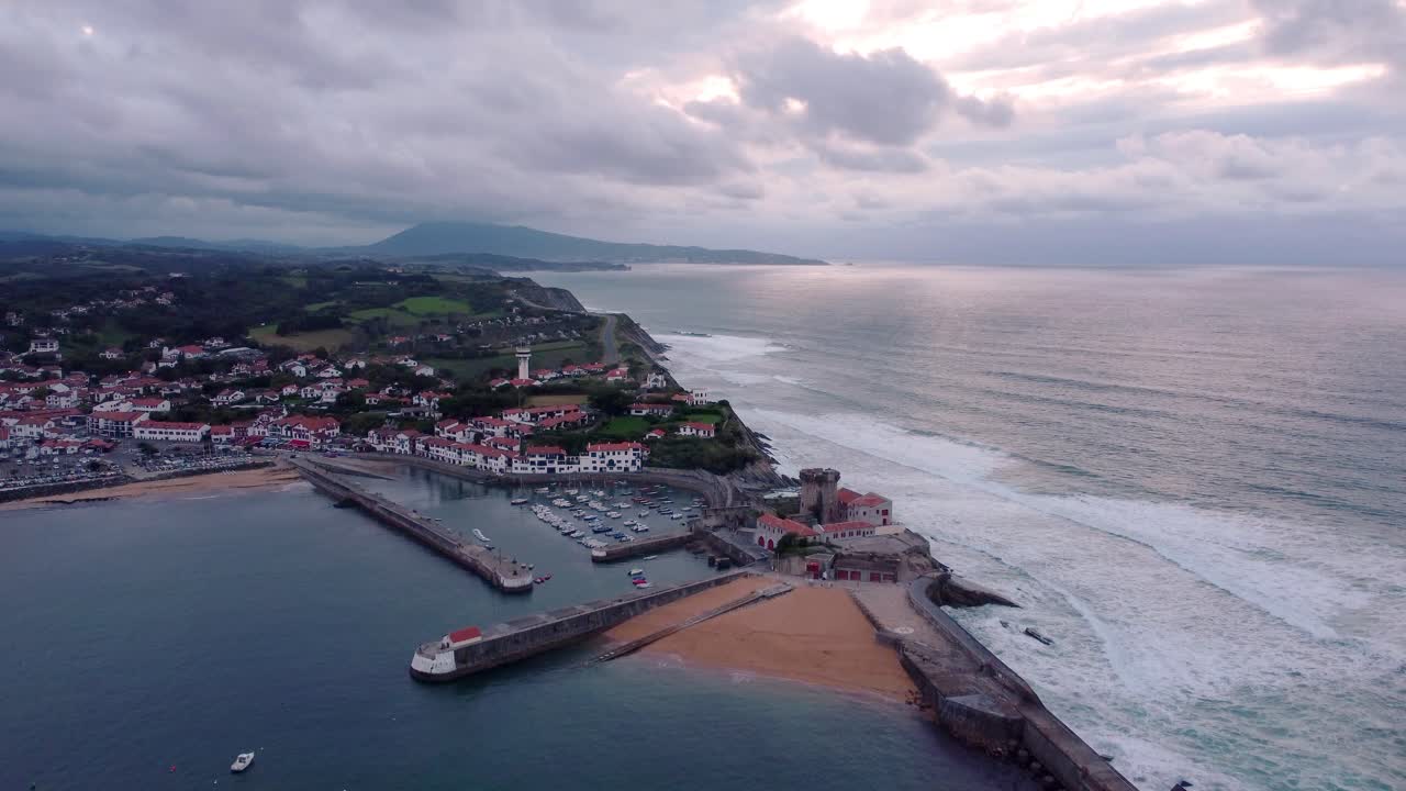vista aérea de la pequeña ciudad de saint jean de la luz en el departamento de pyrénées-atlantiques, suroeste de francia