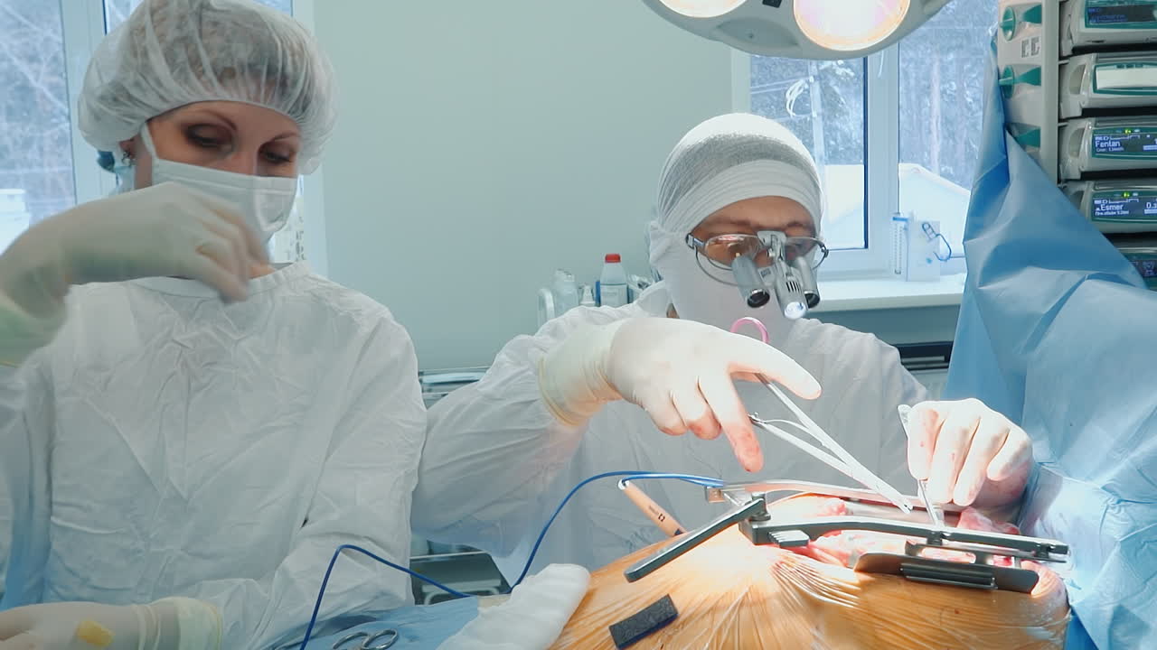 수술실에서 조수에게 포르세프를 주고, 병원에서 간호사의 도움으로 동맥 바이파스 수술을 수행하는 외과 의사.