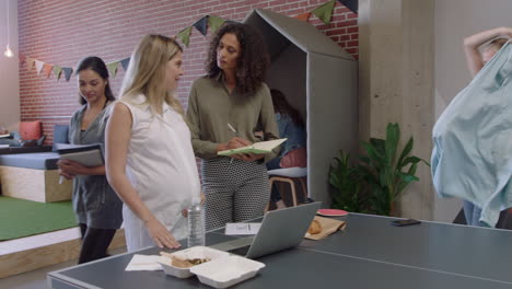 Professionelles-Business-Frauen-Team,-Brainstorming,-Schwangere-Chefin,-Frau,-Die-Kreative-Ideen-Austauscht-Und-Die-Zusammenarbeit-Mit-Kollegen-Im-Modernen-Büro-Genießt