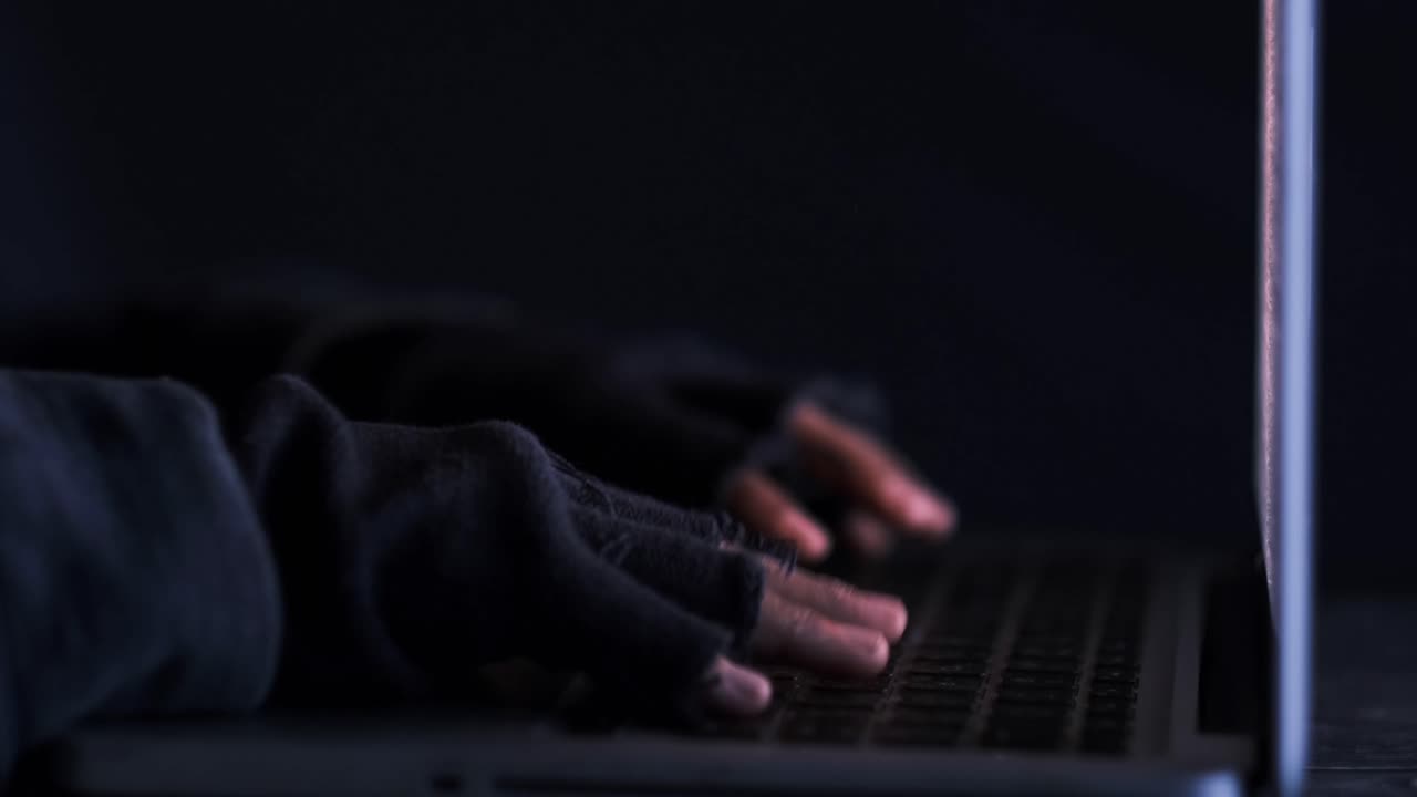 el hacker está escribiendo en la computadora portátil.