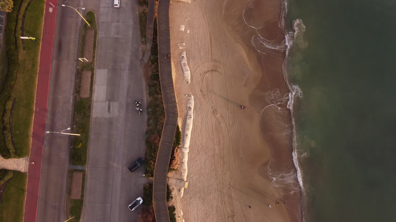 снимок с воздуха песчаного пляжа, океана и автомобилей на дороге в пунта-дель-эсте, уругвай