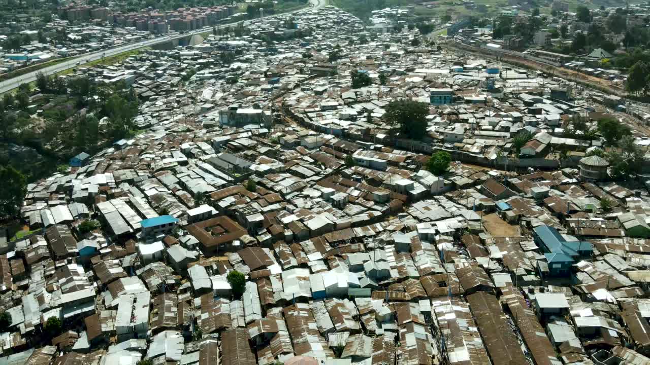descripción aérea de kibera slum un barrio de la ciudad de nairobi
