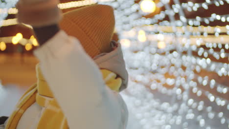 paar hält wunderkerzen in der hand und feiert weihnachten im lichtertunnel