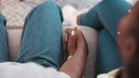 cogidos de la mano, pareja y amor en una sala de estar
