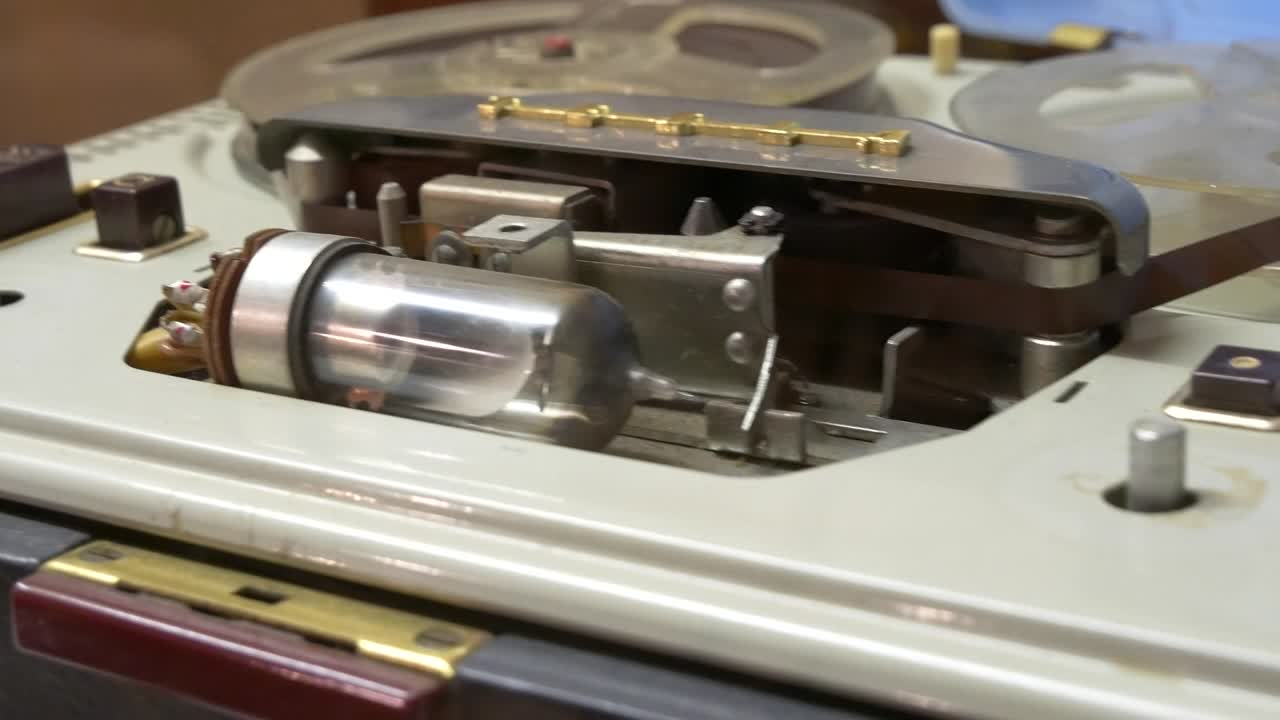 старинное аудиооборудование. магнитофон.