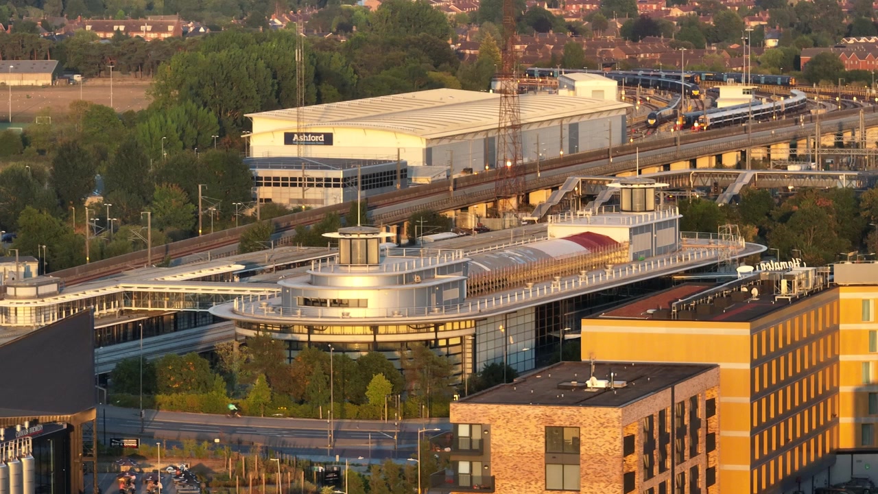 Nærbillede af Ashford Internationale Togstation i England.