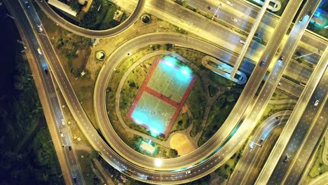 4k: vista aérea de la red o de la intersección de una carretera para el trasfondo del concepto de transporte o distribución.