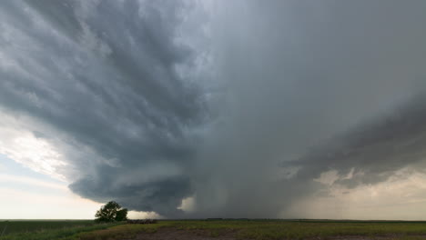 Una-Vista-Lateral-De-Una-Tormenta,-Con-El-Enorme-Eje-De-Lluvia-A-La-Derecha-Y-La-Región-De-Entrada-A-La-Izquierda