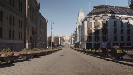 calles tranquilas en la calle peatonal más concurrida de oslos, karl johans gate durante la pandemia de covid-19