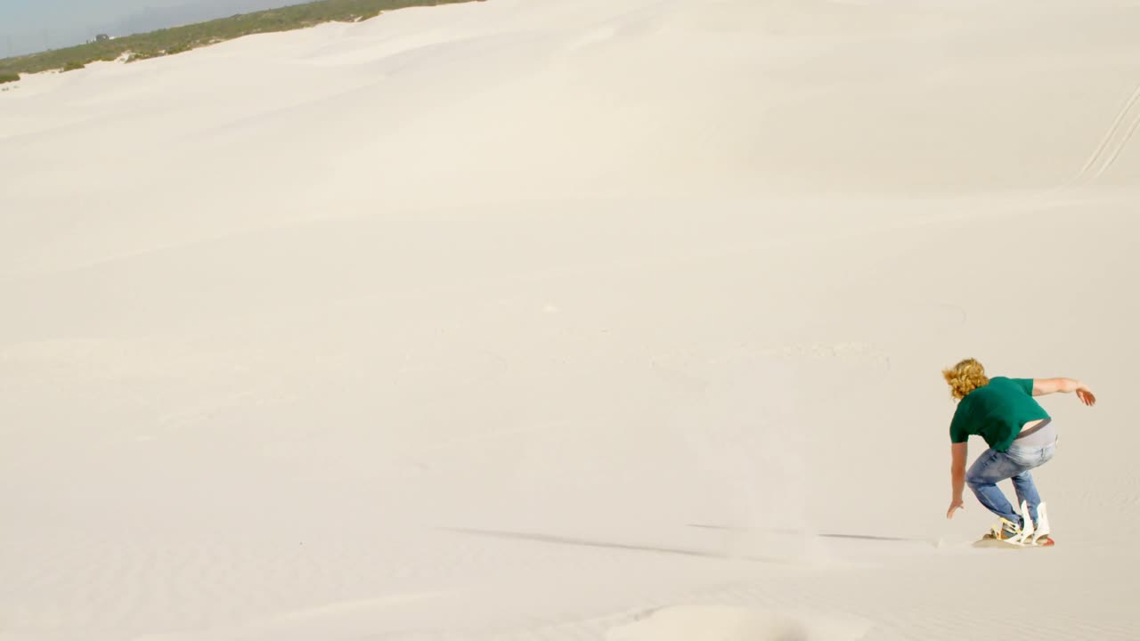 사막에서 모래 남자 보딩 4k