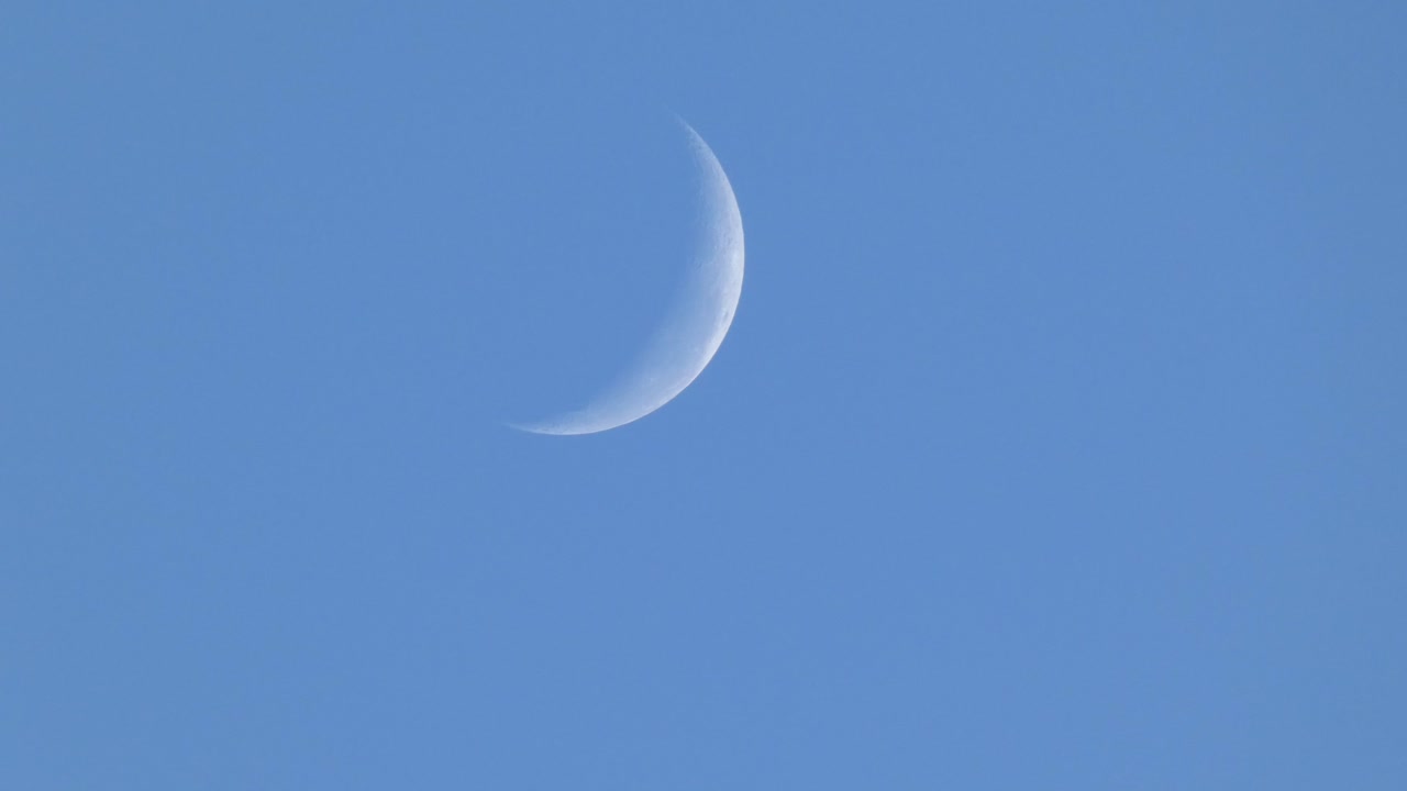 점점 작아지는 초승달 이 아침 하늘 에서 아직도 보입니다 - 뉴질랜드 의 캔터베리