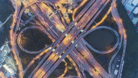 visión aérea de lapso de tiempo o hiperlapso de la carretera, del círculo de la rotonda o de la intersección de tráfico nocturno para el concepto de transporte.