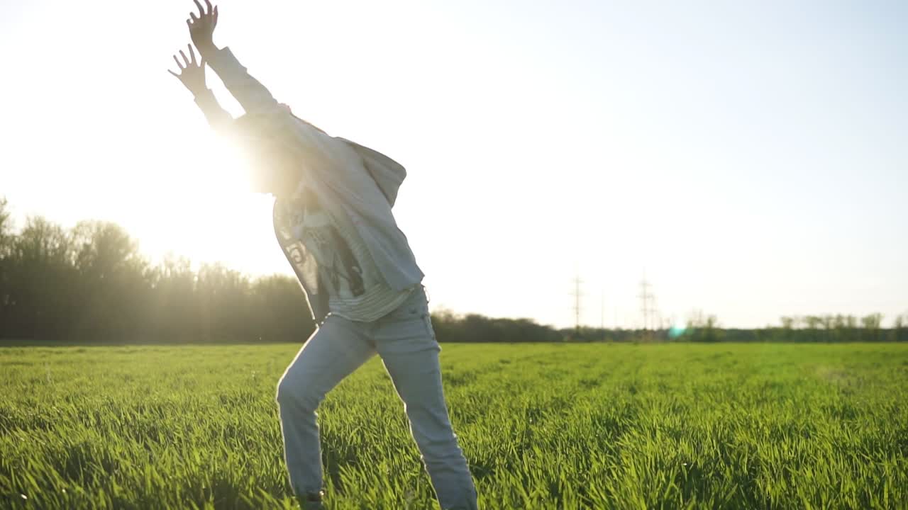 아름다운 젊은 소녀가 초록색  ⁇ 에서 밖에서  ⁇ 살을 하고 있는 전면 전망. 그녀의 시간을 즐기고 있다.  ⁇ 은 날. 웃고 있다. 느린 움직임