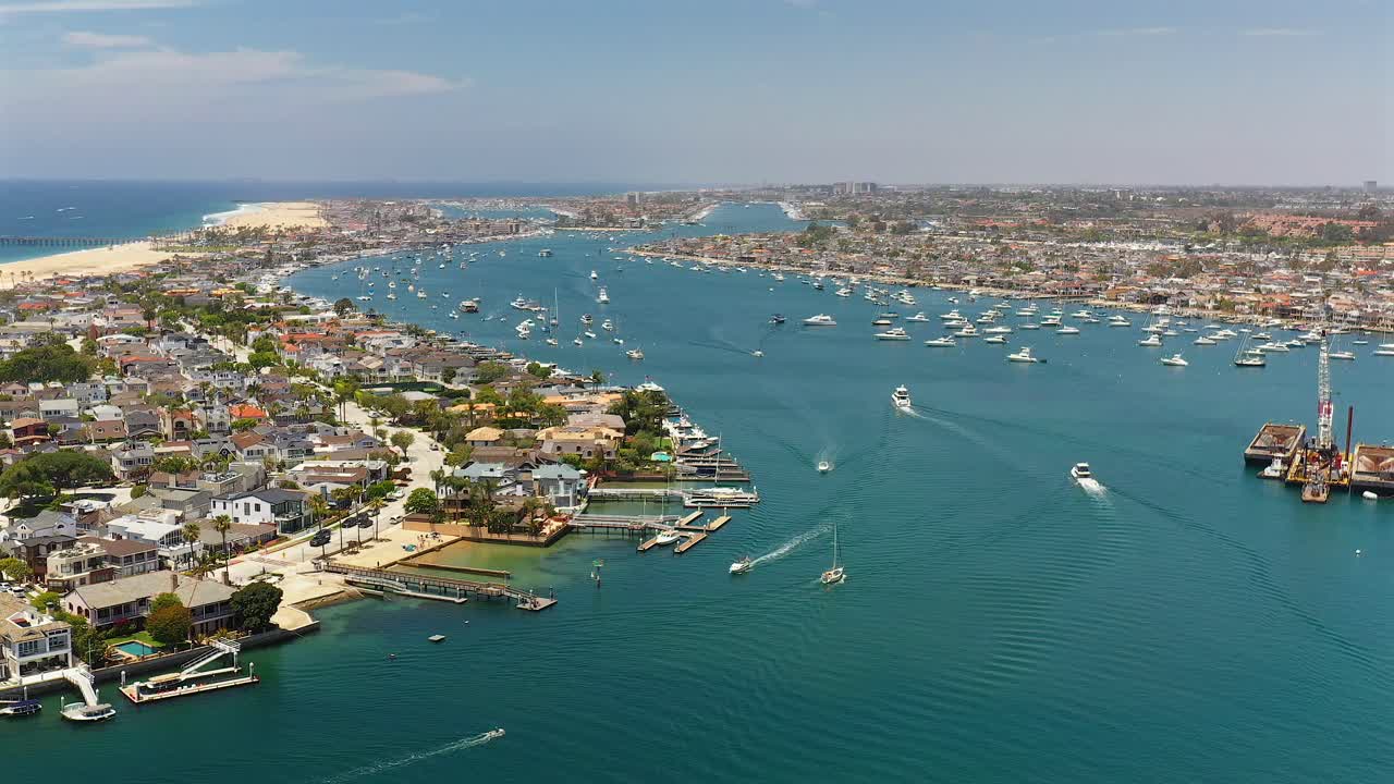 캘리포니아 뉴포트 비치에서 해협을 항해하는 보트의 공중 전망