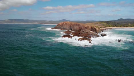 Luftaufnahme-Aus-Der-Sicht-Auf-Mich-Jetzt-Headland-Bay,-In-Australien---Neigung,-Drohnenaufnahme