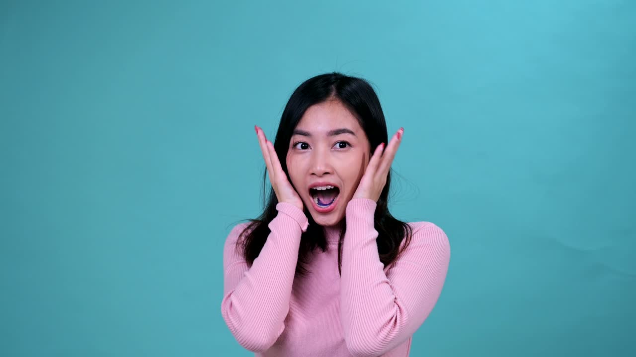 푸른 스크린 배경에 정형 치과 장치를 착용 한 미소 짓는 아시아 여성. 치과 관리와 건강한 치아.