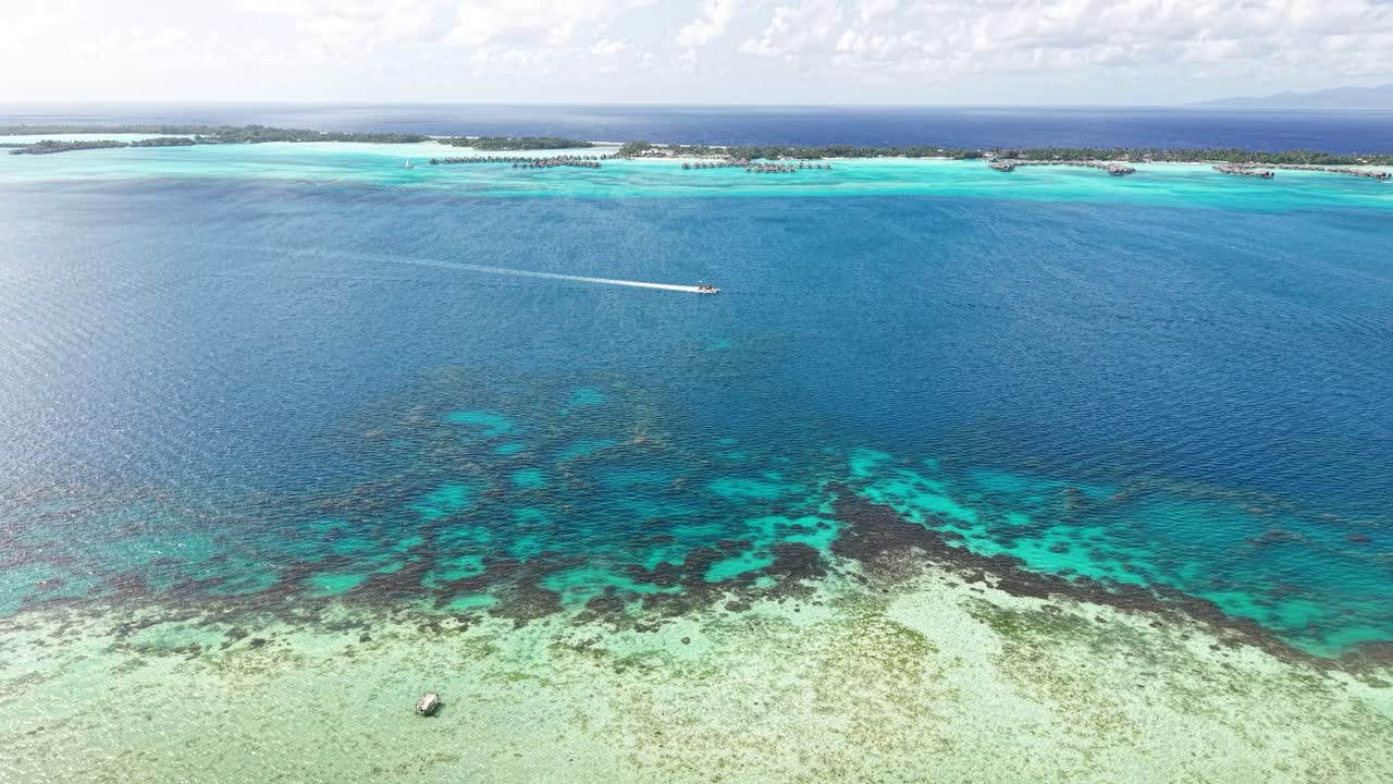 Isola di Bora Bora, Polinesia Francese. Inquadratura con drone che svela la laguna e i resort di lusso.