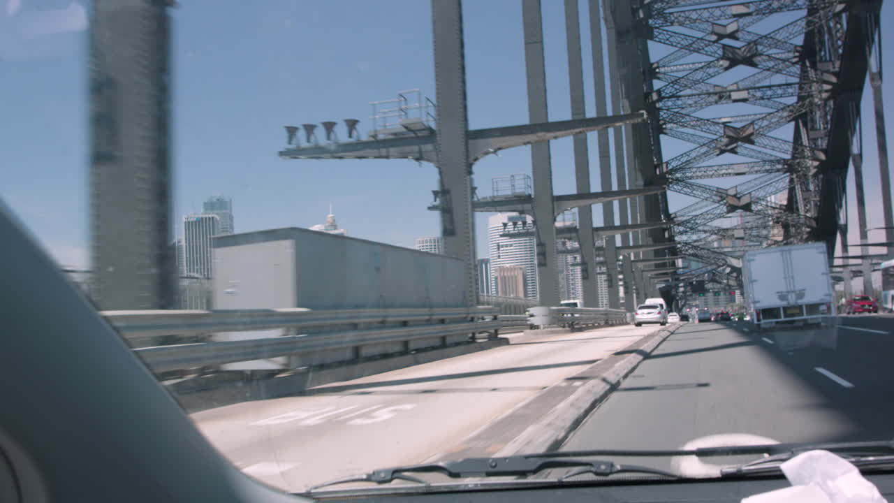 시드니 하버 브리지를 운전하면서 호주 시드니 시내를 바라보고 있습니다.