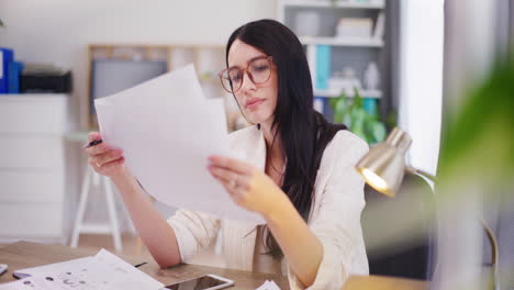 mujer de negocios reflexiona y piensa analizando el informe financiero