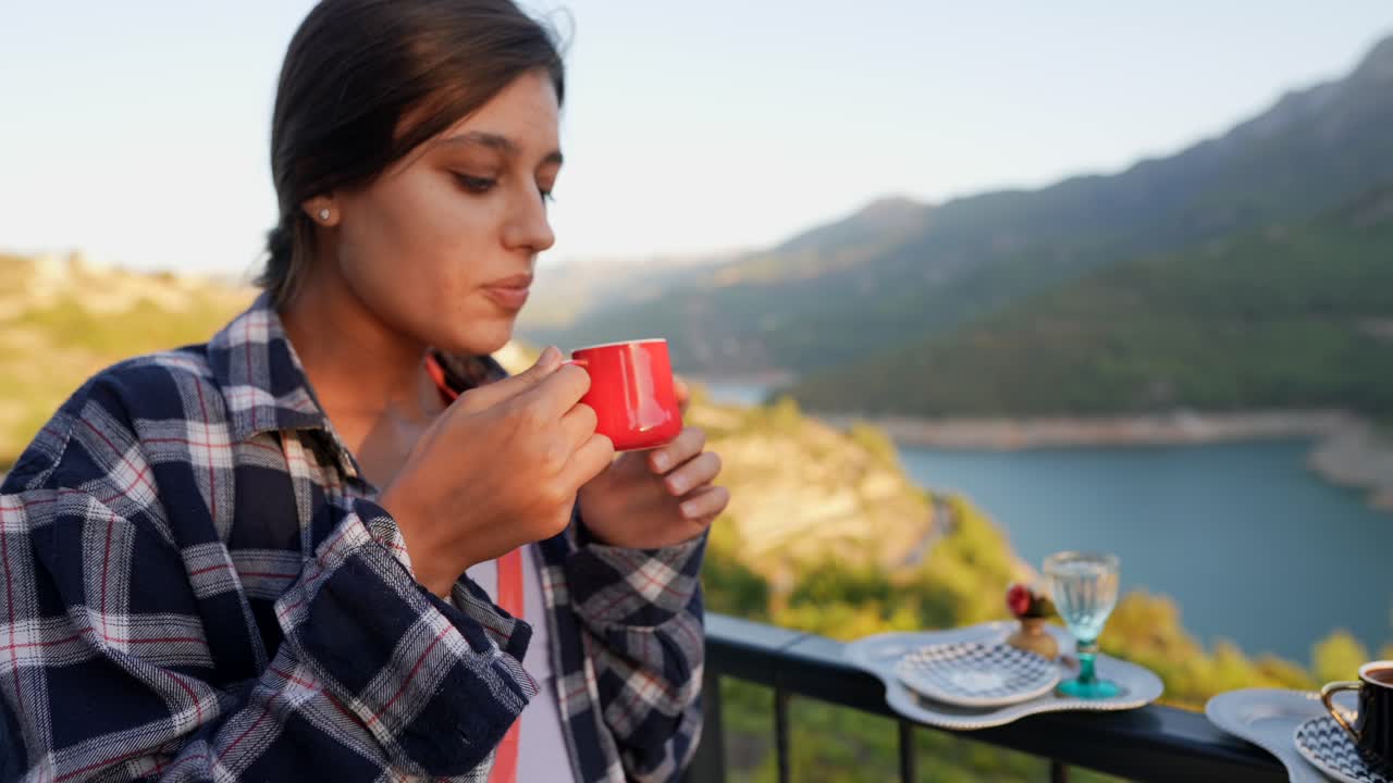 시야 가 있는 커피 를 마시고 있는 여자