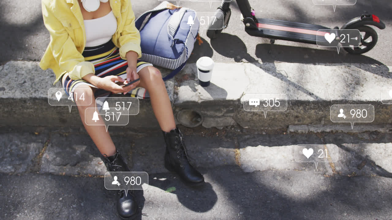 animación de iconos de redes sociales con números sobre una mujer biracial que usa un teléfono inteligente