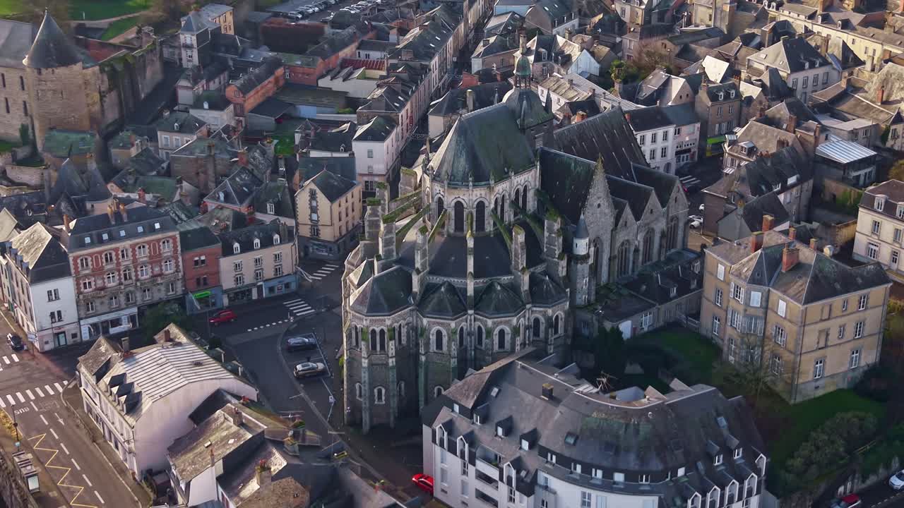 Basilica di Notre-Dame des Miracles, che rivela il paesaggio urbano circostante di Mayenne, Francia. Ripresa aerea con drone in orbita.