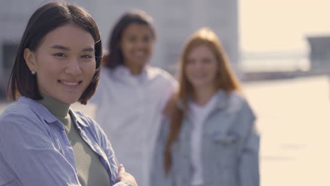 Mujer-Joven-Posa-Sonriendo-A-La-Cámara