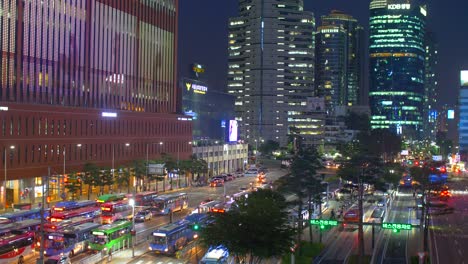 autobuses por la estación de seúl en la noche