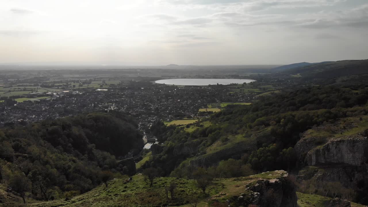 vista aérea escénica desde el desfiladero de cheddar con el pueblo y el embalse en la distancia