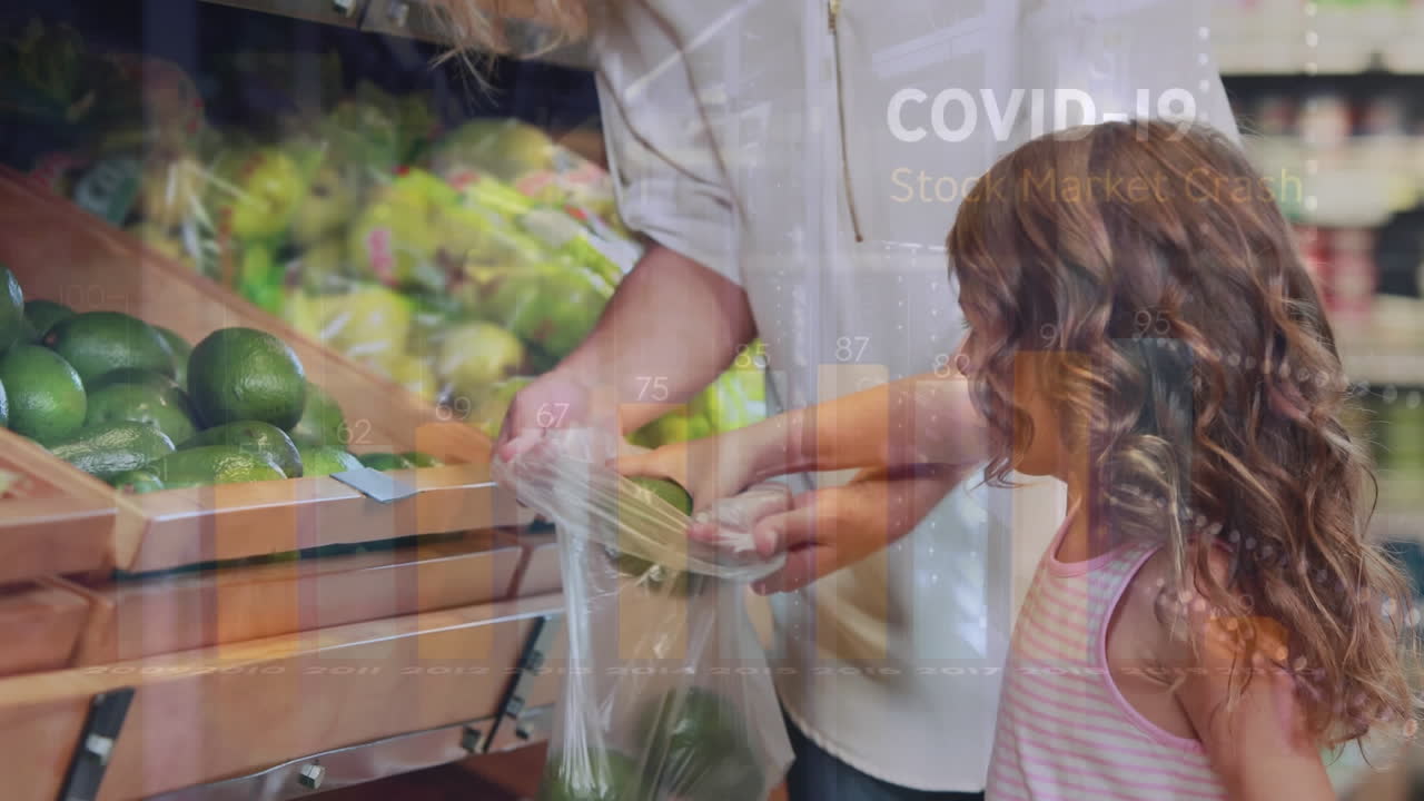 animación del procesamiento de datos financieros sobre la madre caucásica con la hija de compras.