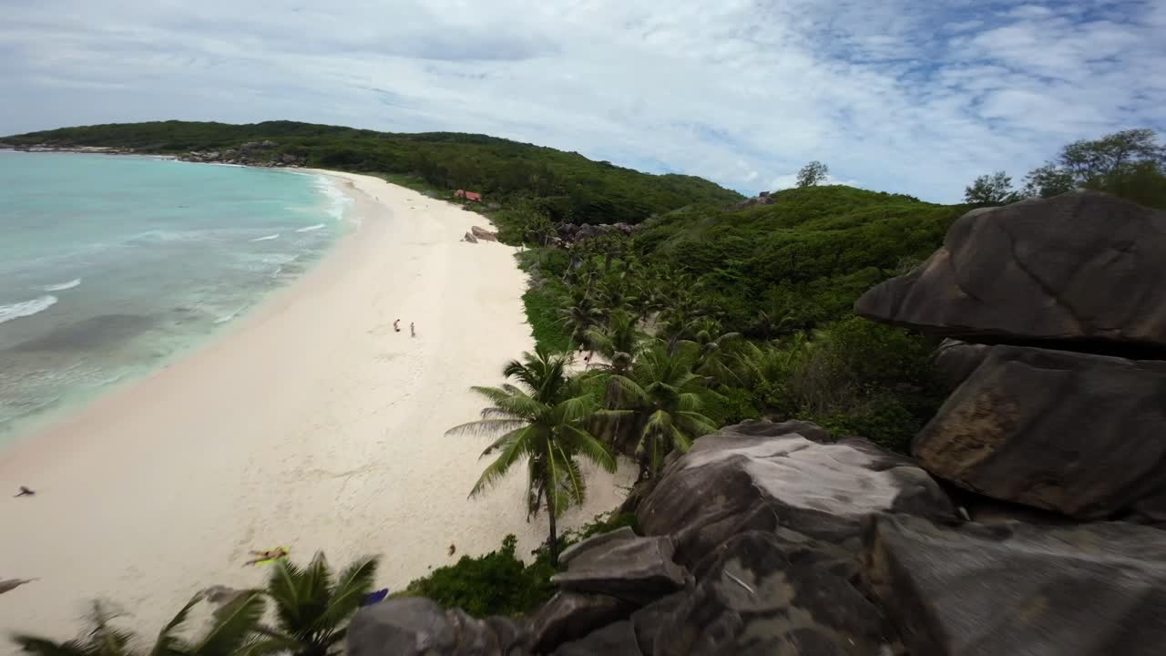 Drone FPV in volo su una spiaggia alle Seychelles, sull'isola di Mahe. Video di alberi incredibili, rocce delle Seychelles, litorale e paesaggi circostanti delle Seychelles